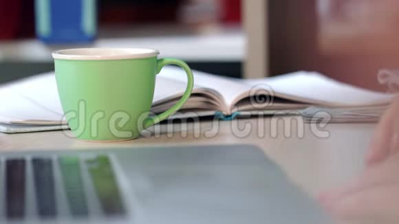 商务女性在办公室喝咖啡女人手拿着绿色咖啡杯视频的预览图