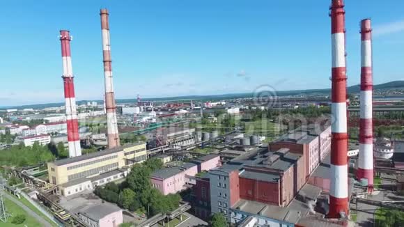道路附近有红白条纹烟囱的工业工厂的鸟瞰图录像以上工业区视频的预览图