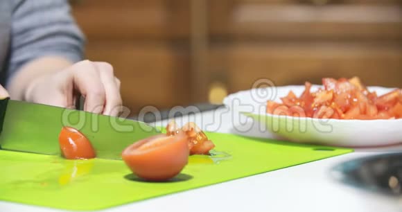 在厨房切番茄视频的预览图