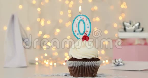 用点着0号蜡烛的生日蛋糕视频的预览图