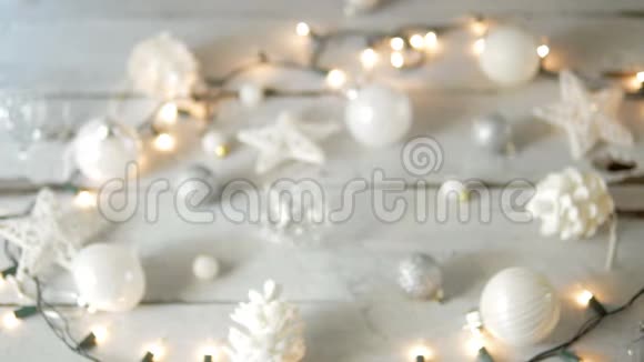 手持白色圣诞装饰礼品盒视频的预览图