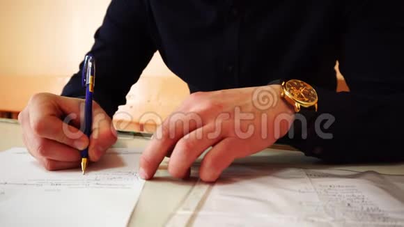 一个手拿金表的商人在文件上签名视频拍摄特写视频的预览图