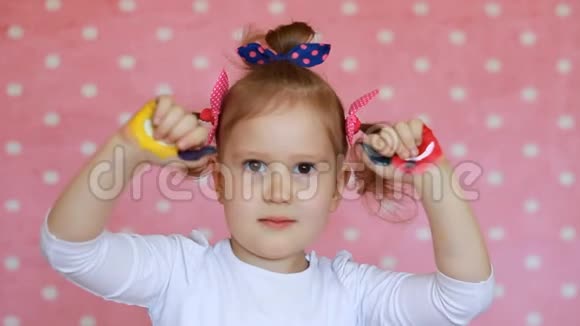 画着脏手心的有趣的儿童艺术家快乐的小女孩五颜六色的手粉红色的脸上带着微笑视频的预览图