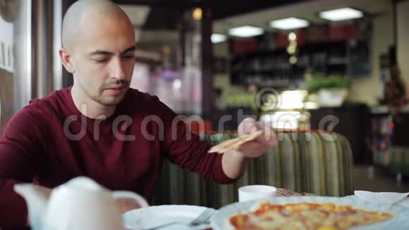 一对夫妇在午餐时间吃披萨视频的预览图