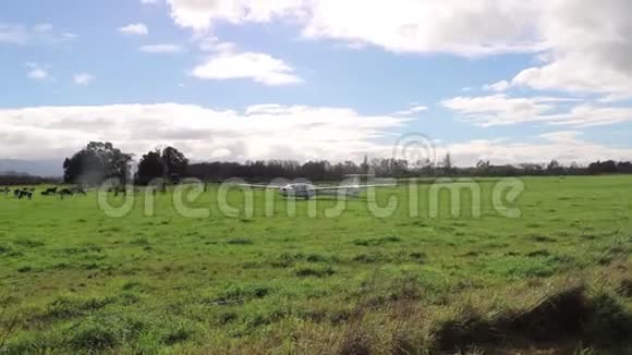 滑翔机新西兰农场的业余飞行员视频的预览图