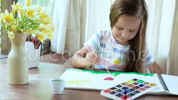 儿童浸泡画笔上色并在窗户附近画画视频的预览图