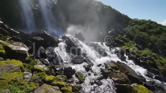 堪察加火山冰川的瀑布视频的预览图