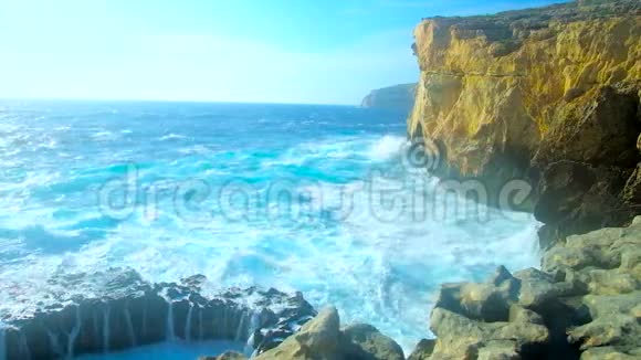 马耳他戈佐圣劳伦斯岩石峭壁上的风暴视频的预览图