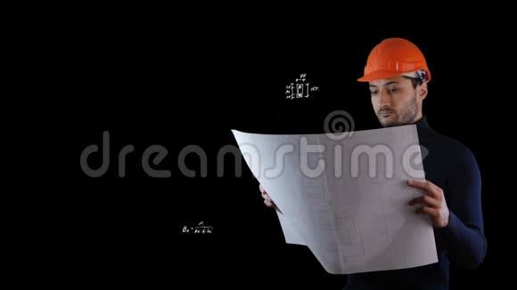 一个戴着安全头盔的人在飞行黑色计算方案的背景中阅读蓝图视频的预览图