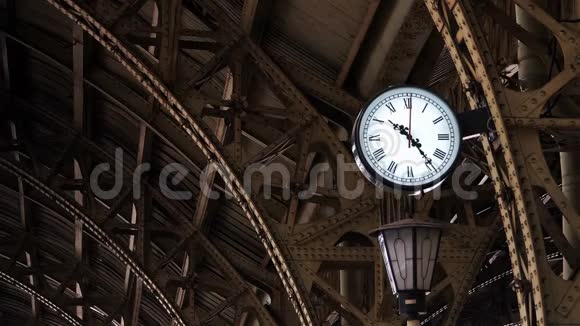 旧火车站金属结构间的钟视频的预览图