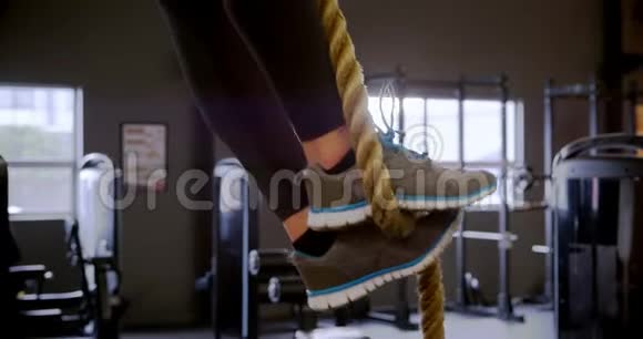 女子4k健身室用绳子锻炼身体视频的预览图