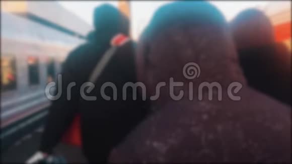 冬火车站台站人理念4背景模糊的人走上了通往视频的预览图