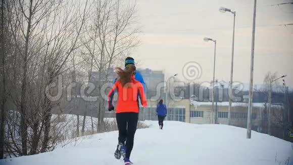 一群年轻运动员在雪地上奔跑集中精力在脚上视频的预览图