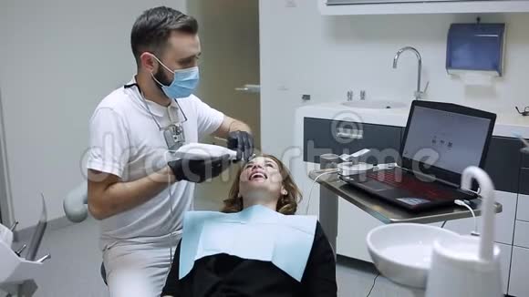 牙科诊所的牙医与病人沟通并大笑视频的预览图