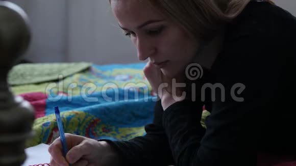 刻薄的家庭主妇躺在床上写日记4K视频的预览图