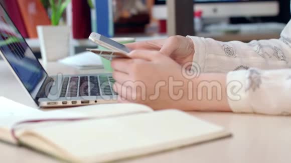 移动支付解决方案女人手拿信用卡用智能手机视频的预览图