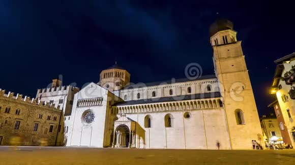 特伦托圣维吉里奥大教堂的夜间时间视频的预览图