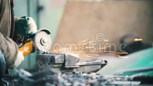 工业概念一个男工用磨床把链条割了视频的预览图