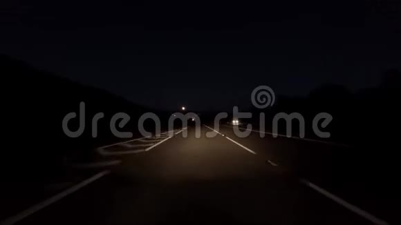晚上在安格列西的高速公路上驾驶背景是月亮威尔士视频的预览图