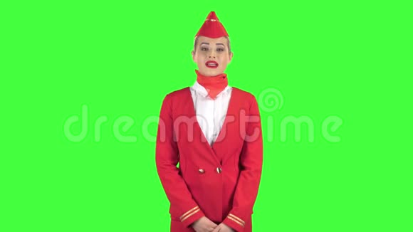 穿红色衣服的女孩为胜利而高兴绿色屏幕视频的预览图