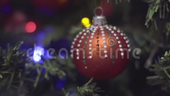 圣诞节和新年装饰用圆点摘要模糊的博克假日背景眨巴一下加兰圣诞树视频的预览图