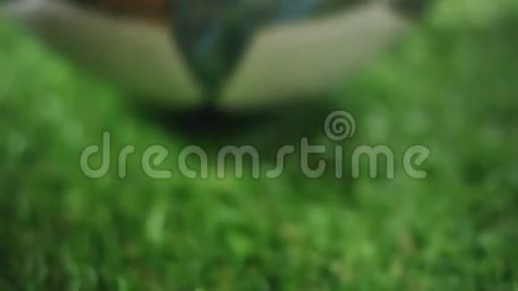 足球球在雾中滚进镜头近处视频的预览图