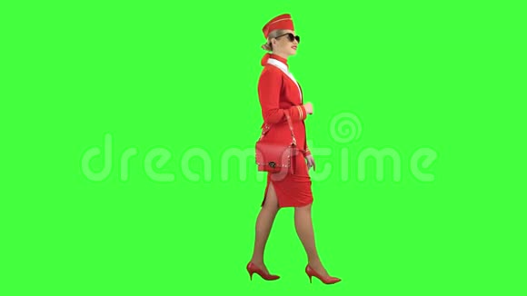 戴太阳镜的女孩在走路绿色屏幕侧视图视频的预览图