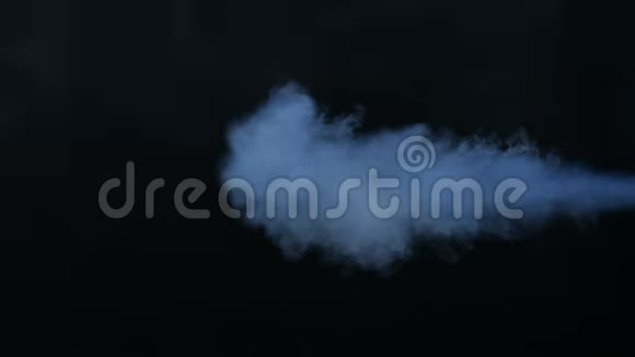 白烟流在一个孤立的黑色工作室背景上吸点烟烟云抽烟机雾背景视频的预览图