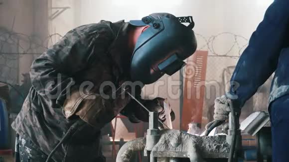工人在工厂焊接框架工人的特写视频的预览图