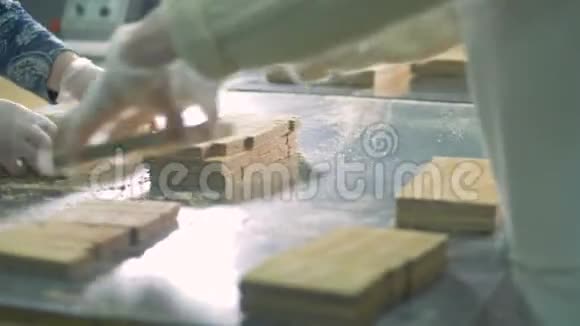 女工人在工厂打包华夫饼关门视频的预览图