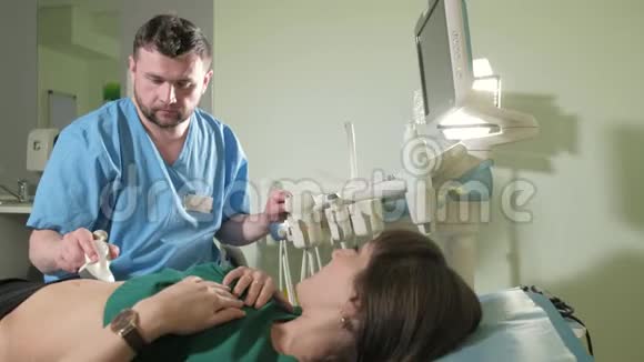 医生在4k诊所对t妇腹部做三维超声视频的预览图