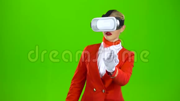 虚拟现实眼镜中的空姐绿色屏幕视频的预览图