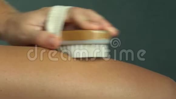 白种人女性用干刷按摩腿部视频的预览图
