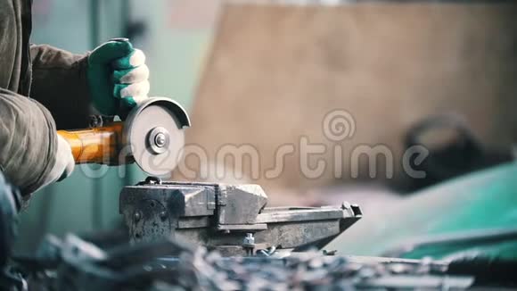 工业概念一名工人用磨床切割一条黑色链条火焰闪耀视频的预览图