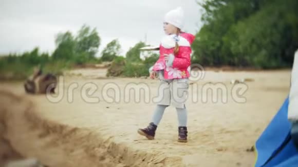 快乐而美丽的女孩正在河岸的海滩上喂海鸥视频的预览图