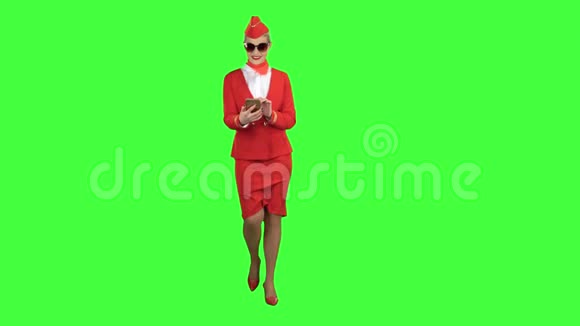 戴墨镜的女人拿着手机写了一条信息绿色屏幕视频的预览图