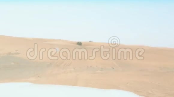 开车穿过沙漠视频的预览图