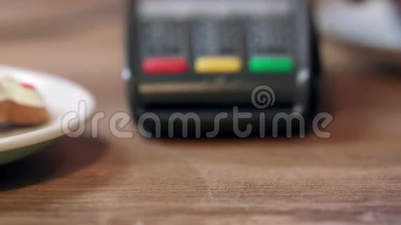 人手刷卡在pos终端信用卡终端付款详情视频的预览图