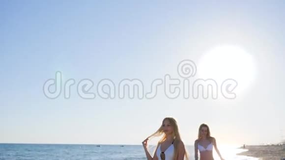 夏日为朋友休息女朋友在手机上制作自拍在岸上穿泳装的女孩在海岸的女孩视频的预览图