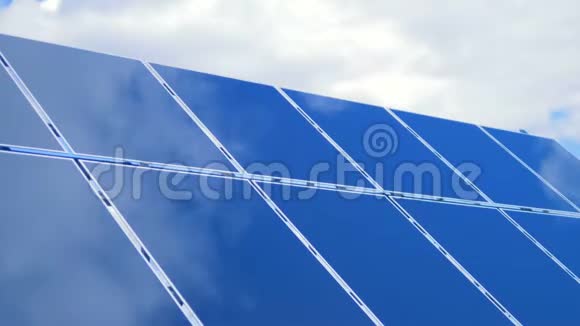 替代绿色能源概念屋顶上的许多太阳能电池板关闭视频的预览图