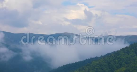夏日的云在群山中移动视频的预览图