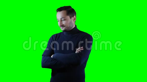 绿色屏幕背景上穿黑色毛衣的人在说话慢动作视频的预览图