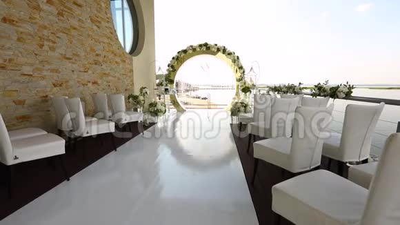 美丽的婚礼拱门的花为赡养费婚礼壁画婚礼拱门和婚礼绘画场所视频的预览图