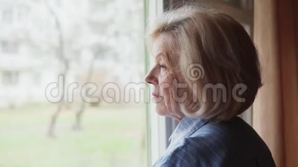 老妇人望着窗外视频的预览图