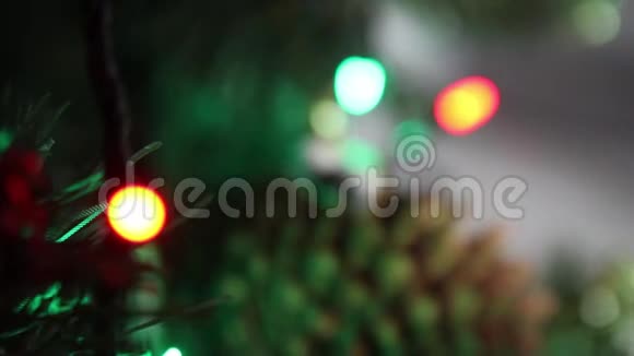 圣诞树袖扣圆锥新年灯针新年视频的预览图