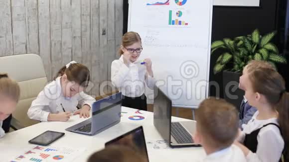 办公室里的孩子在孩子们面前讲话同事在现代办公室里视频的预览图