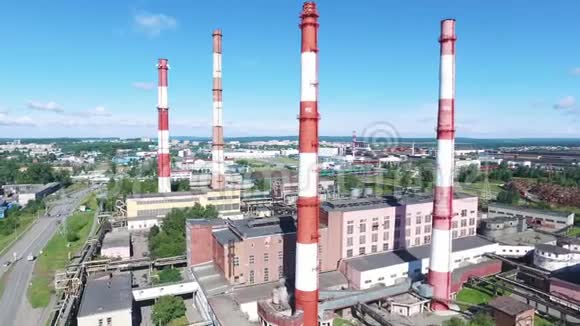 工业区红白条纹烟囱工业厂房鸟瞰图录像重工业视频的预览图