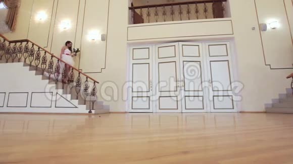 结婚夫妇在楼梯上视频的预览图