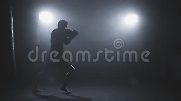 在烟雾弥漫的工作室进行泰拳训练拳击手冲拳视频的预览图