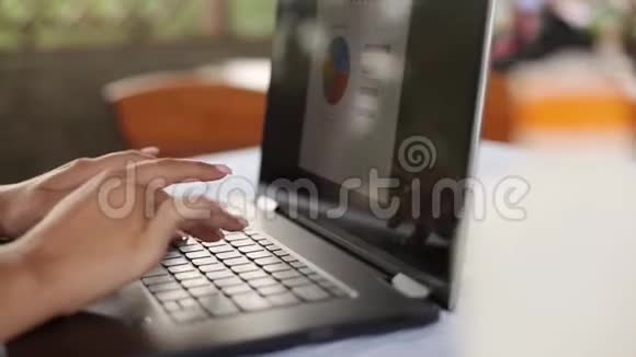 在热带夏季自由职业女性手按键盘打字并远程工作视频的预览图